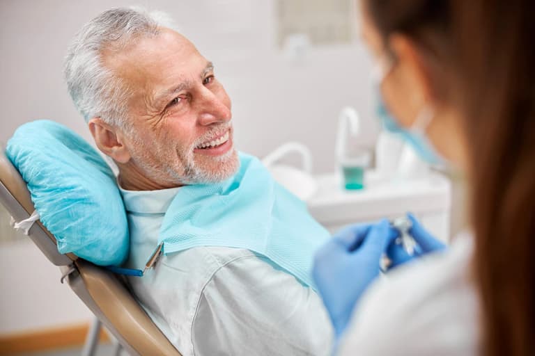 Manovra 2027, Tajani propone una card per aiutare gli anziani a pagare le cure odontoiatriche