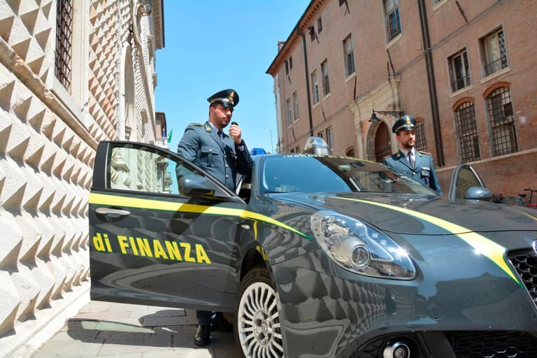 Promossi senza aver superato l’esame: bufera su un istituto odontotecnico del Varesotto